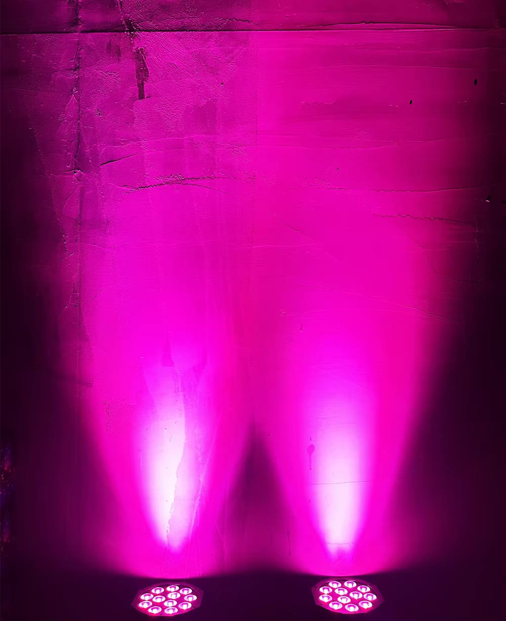 Washlights som farger en vegg i rosa