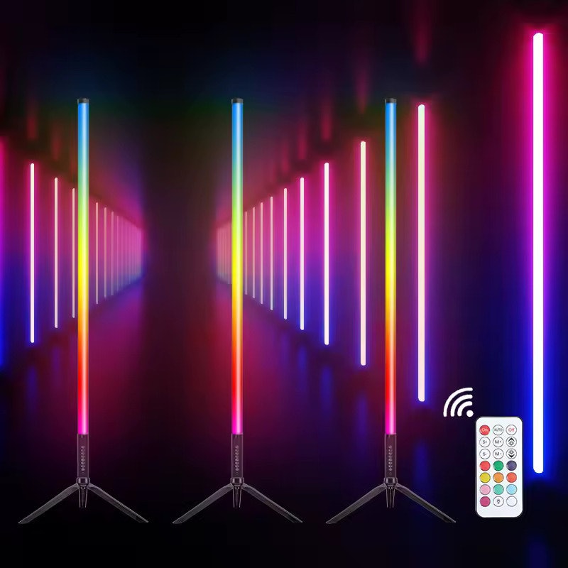 RGB LED-tubelys i flere farger på stativ i et festlokale i Bodø