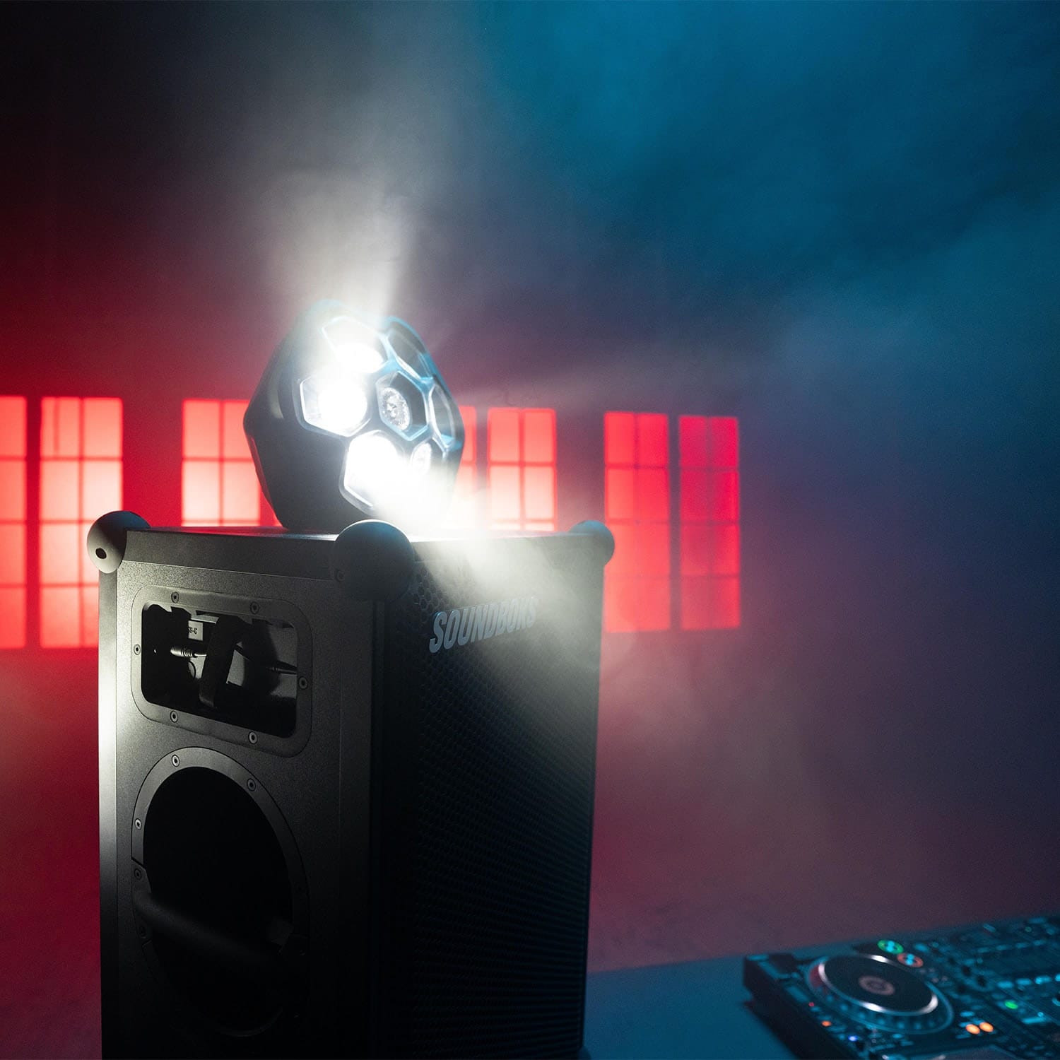 Soundboks med Lightboks i røyk og rødt lys