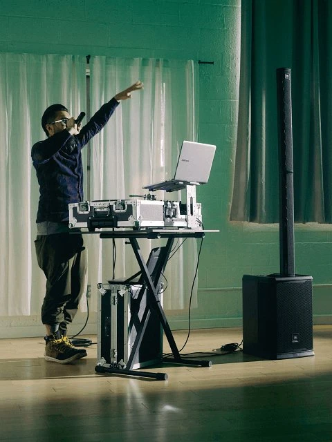 JBL PRX ONE søylehøyttaler i bruk med DJ og mikrofon