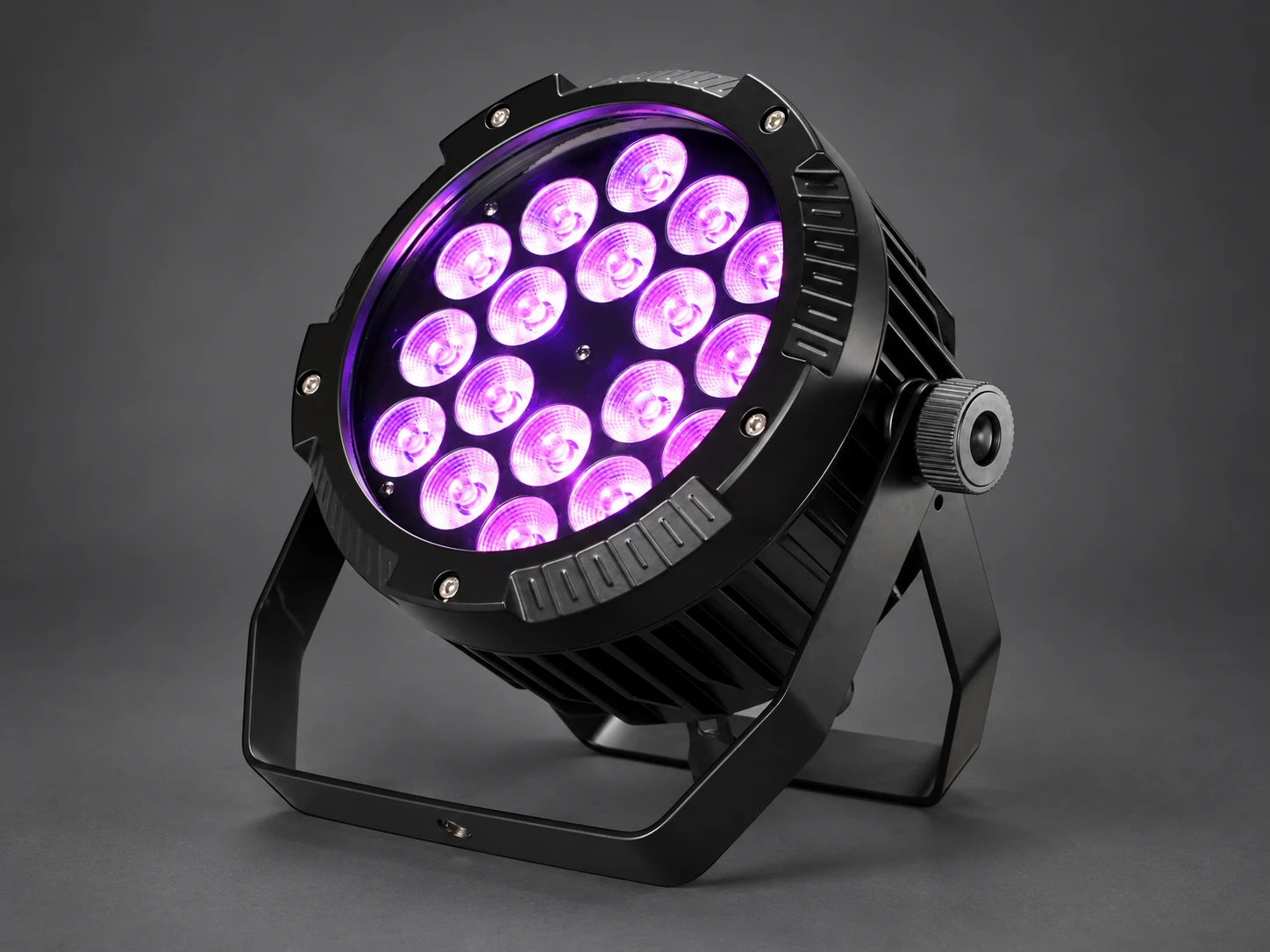 Vanntett IP65 LED PAR-lys til leie i Bodø – 18x18W RGBWA+UV, lydløs