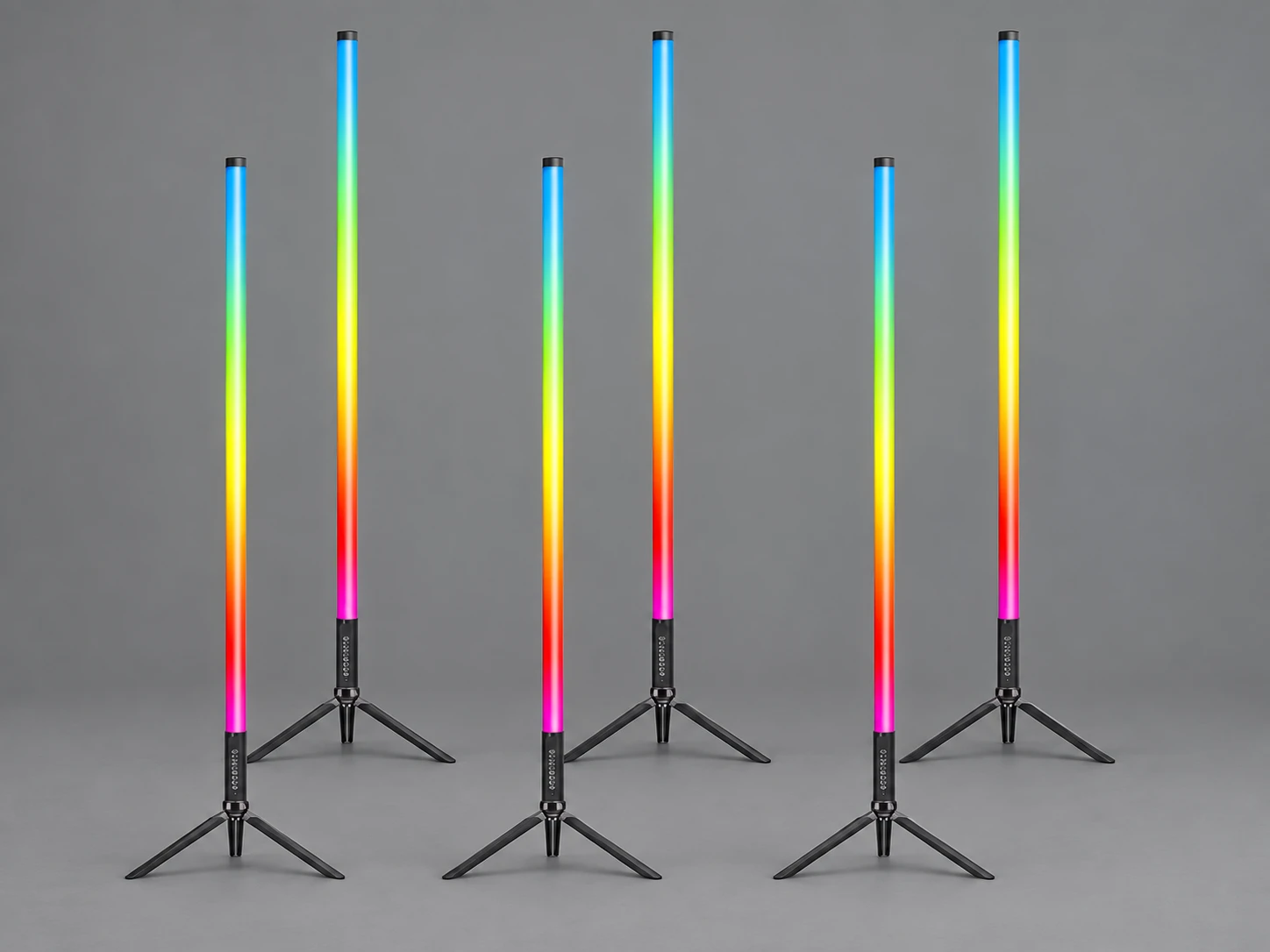 Produktillustrasjon av seks RGB LED-tubelys med stativer på grå bakgrunn