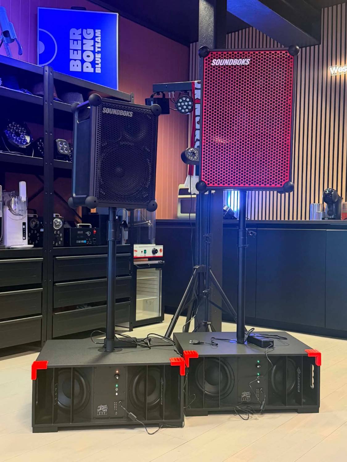 Soundboks-høyttalere og subwoofere i showroomet til Bodø Fest og Fritid