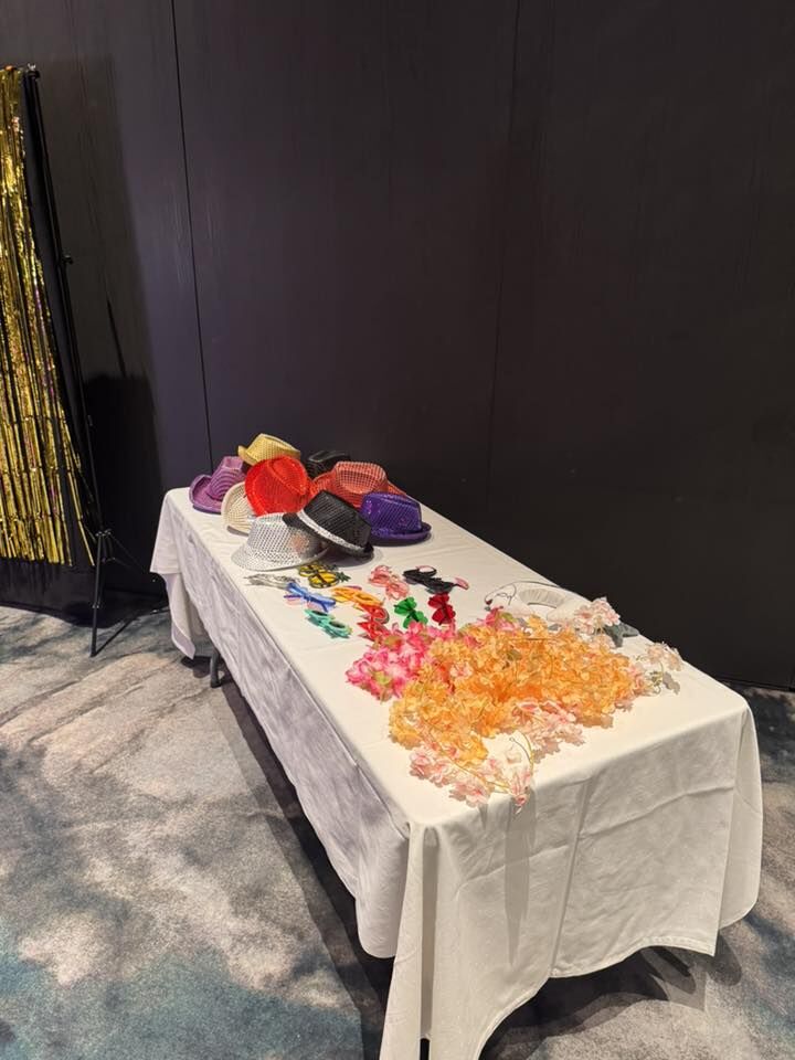 Bord med hatter, briller og blomsterkranser til photobooth