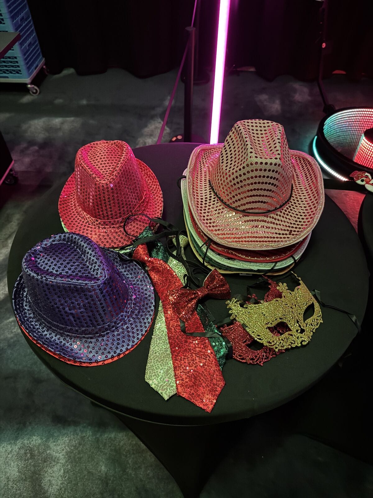 Hatter, masker og slips i pakken med bakvegg og rekvisitter