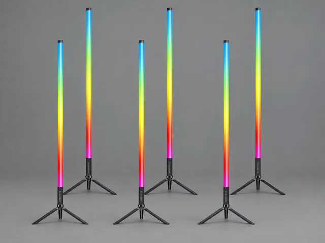 Produktillustrasjon av seks RGB LED-tubelys med stativer på grå bakgrunn