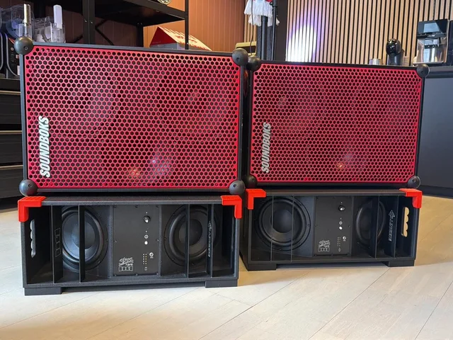 To røde Soundboks Gen 4 oppå to Death From Below MK2 subwoofere i showroomet i Storgata 23 i Bodø