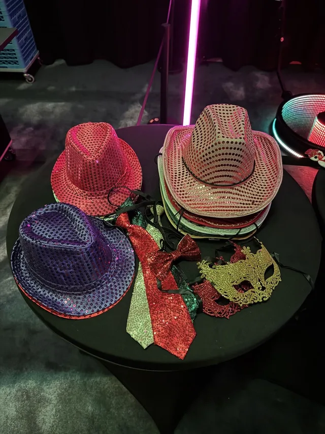 Hatter, masker og slips i pakken med bakvegg og rekvisitter